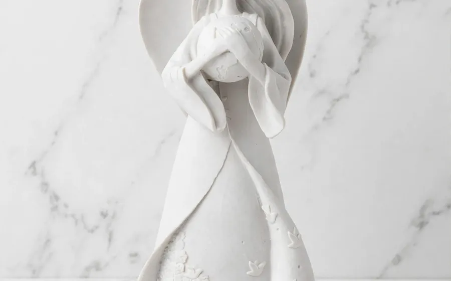 Ángel de la paz con el mundo - Figura de marmolina