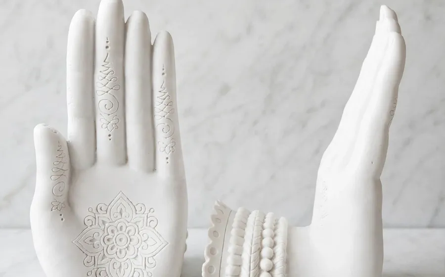 Mano de Buda con mandalas - Relieve de marmolina