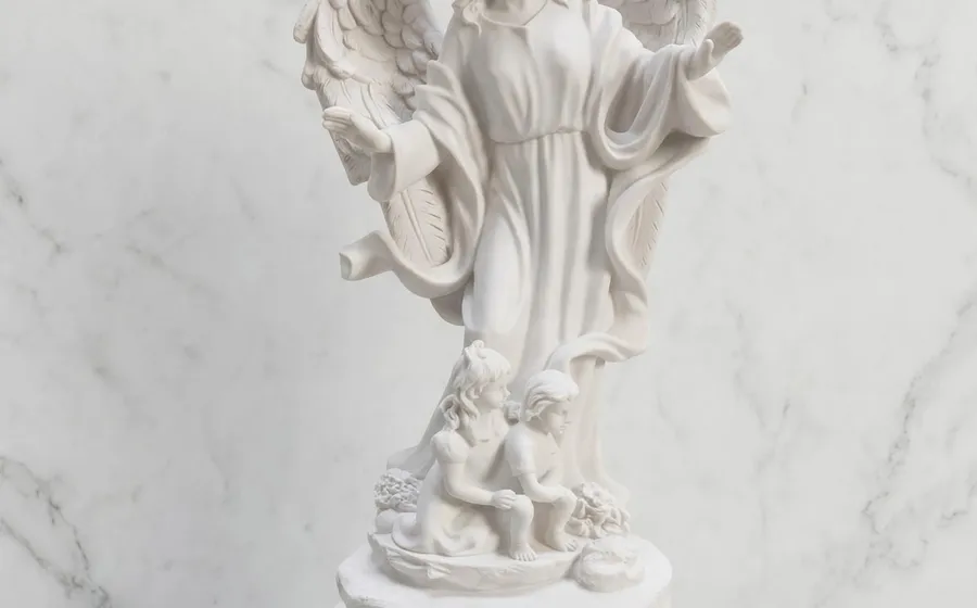 Ángel protector con niños - Figura de marmolina