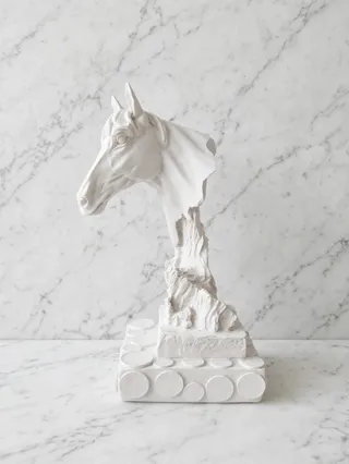 Busto de caballo con pedestal texturizado