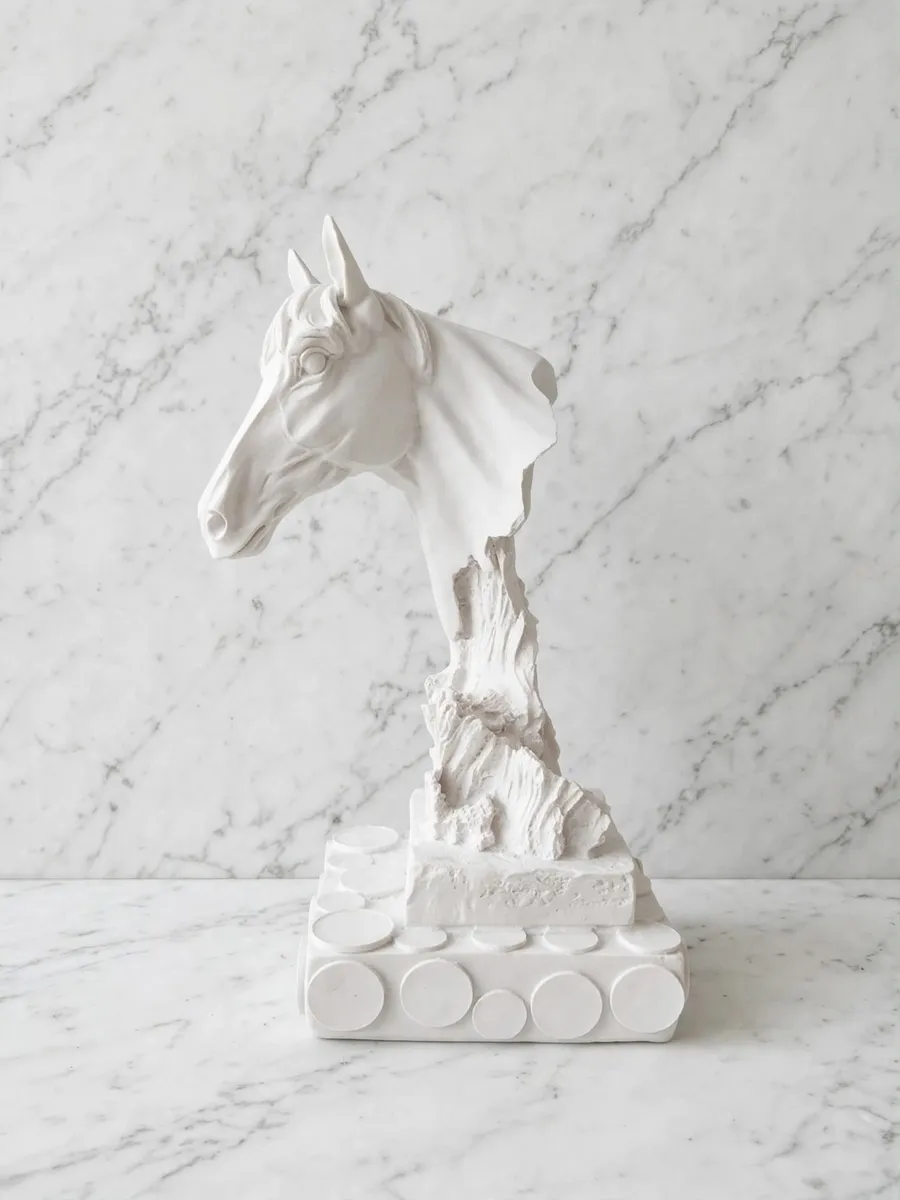 Pieza 55 — Busto de caballo con pedestal texturizado