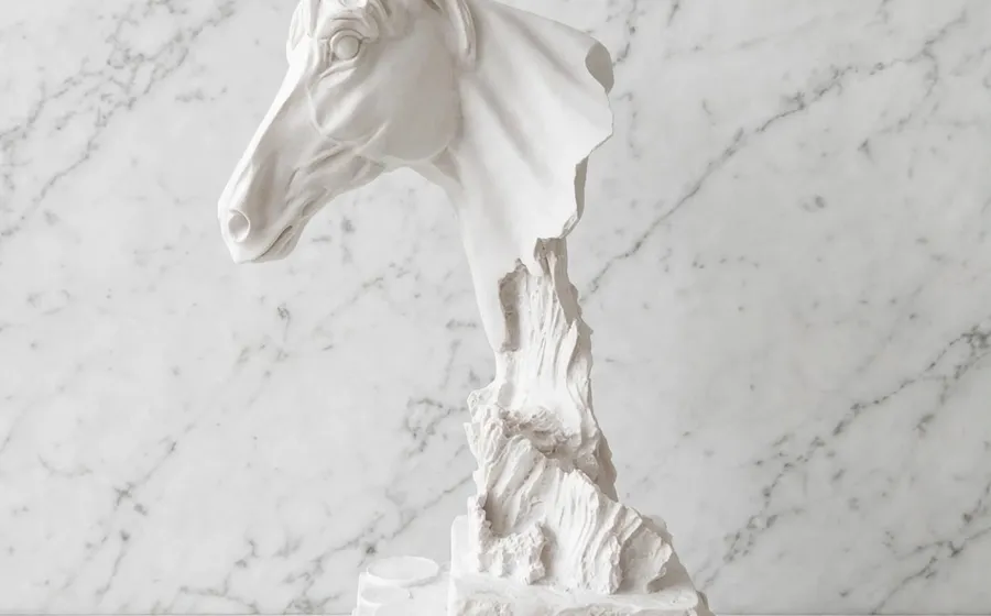 Busto de caballo con pedestal texturizado - Relieve de marmolina