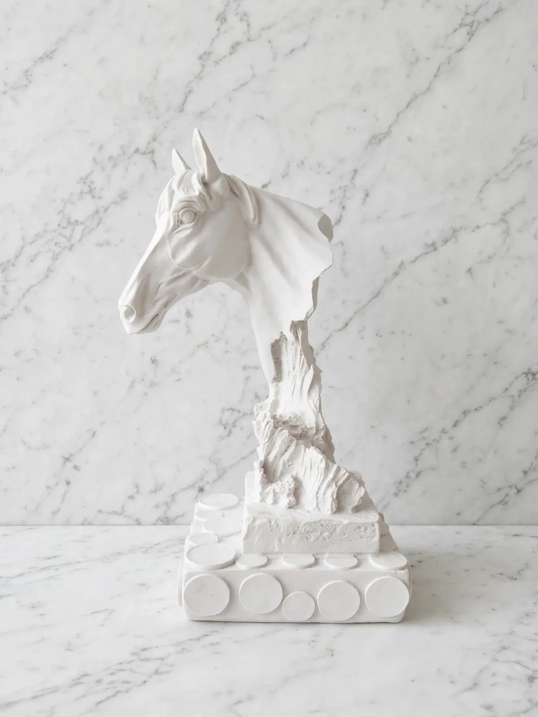 Busto de caballo con pedestal texturizado — view 1
