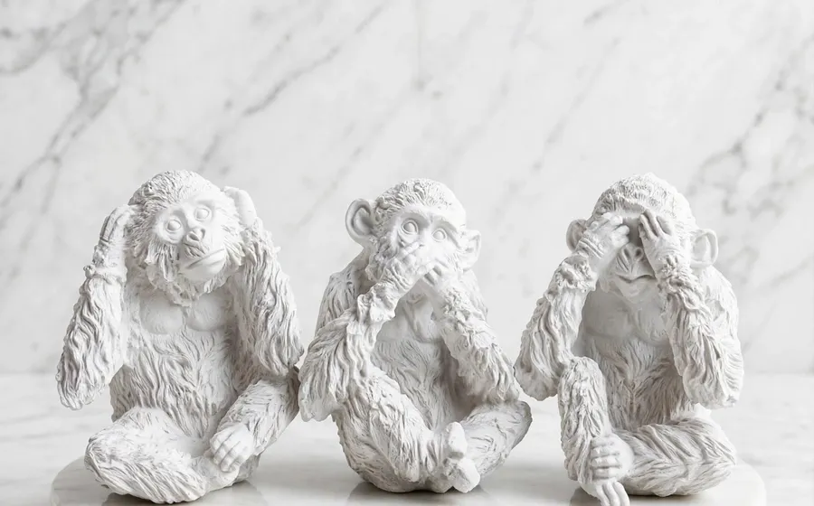 Los tres monos sabios - Relieve de marmolina