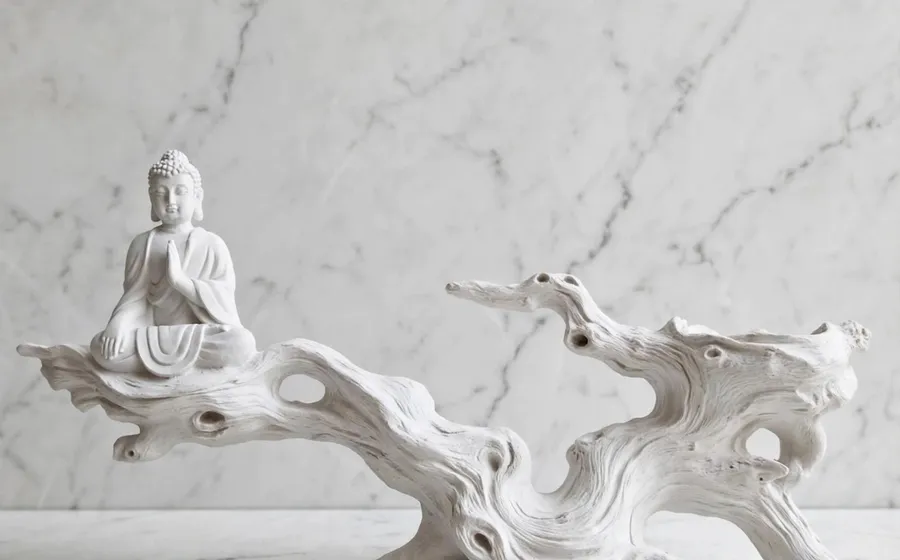 Buda sobre rama de árbol con soporte extendido - Relieve de marmolina