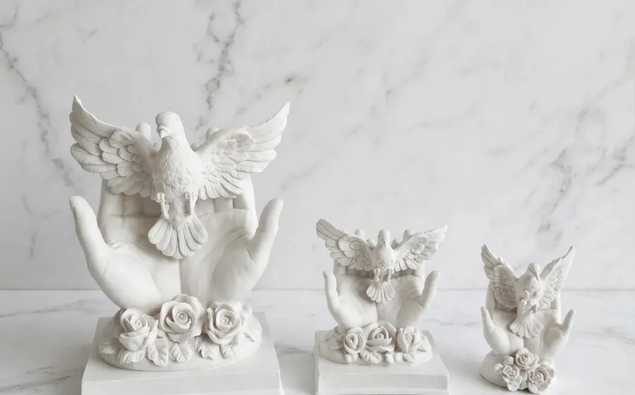 Set de palomas de la paz sobre manos - Figura de marmolina