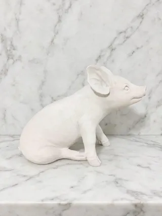 Figura de cerdito sentado