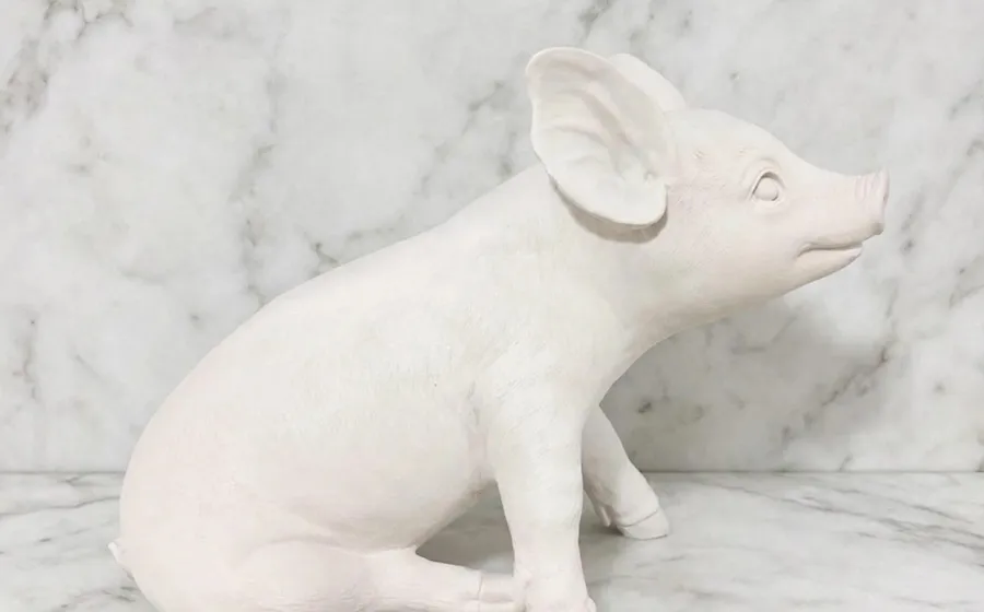 Figura de cerdito sentado - Figura de marmolina