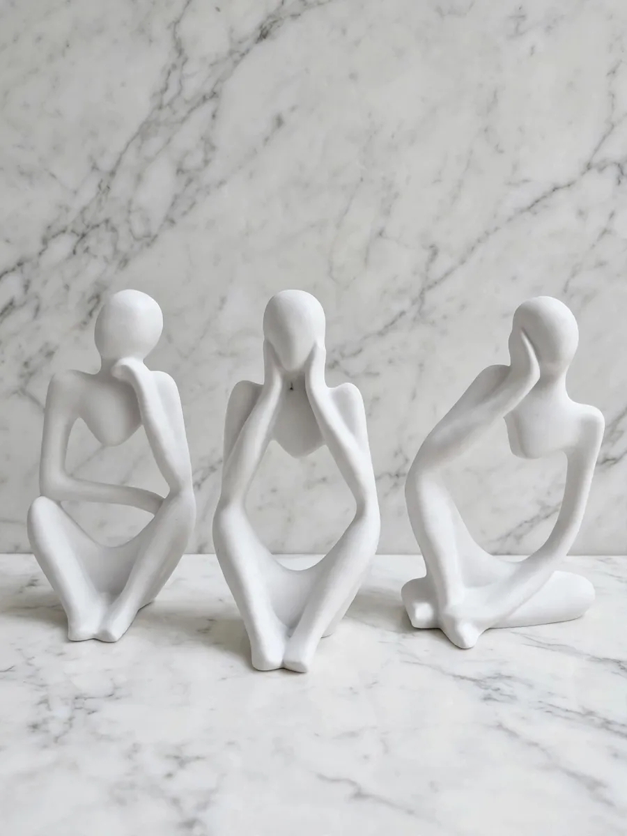 Pieza 57 — Set de figuras abstractas "Los tres sabios modernos"