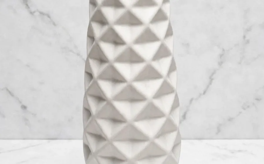 Jarrón geométrico multifacetado - Relieve de marmolina