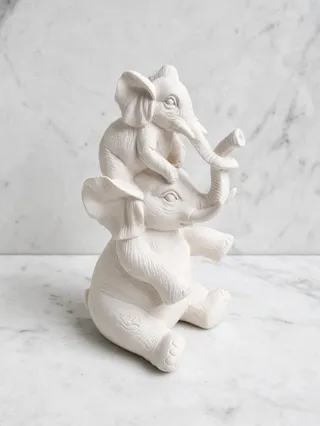 Elefantes con cría en equilibrio