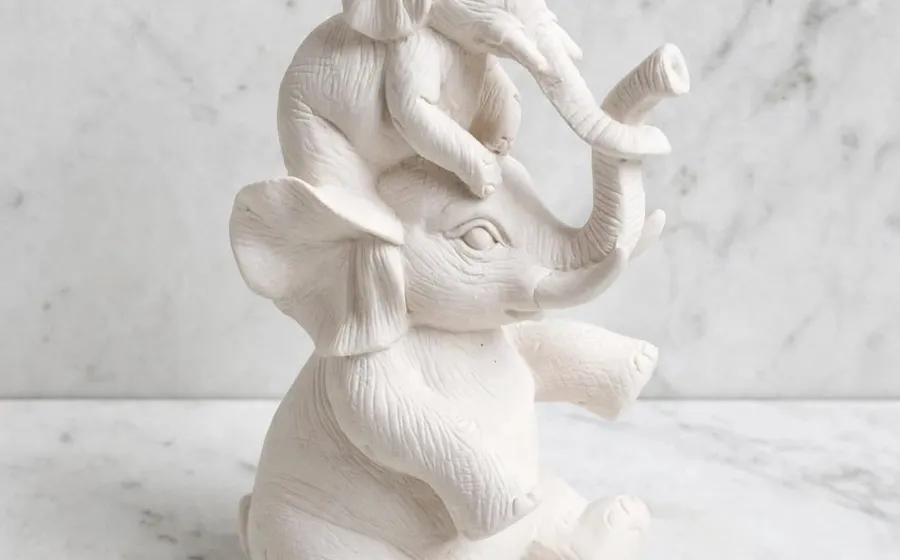 Elefantes con cría en equilibrio - Figura de marmolina