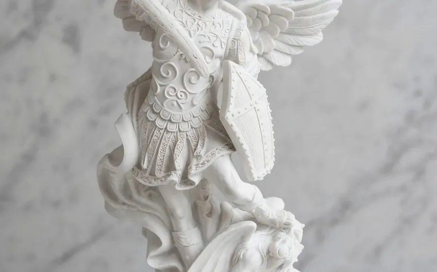 Estatua de San Miguel Arcángel (Espada) - Figura de marmolina