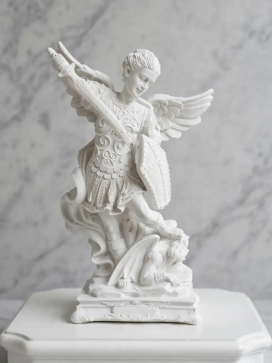 Estatua de San Miguel Arcángel (Espada) — Figura de marmolina