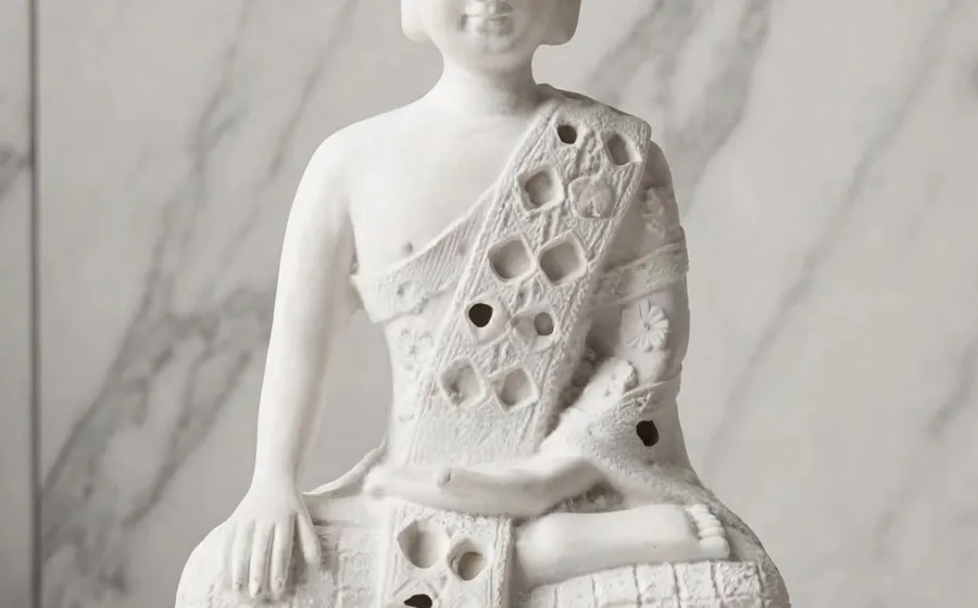 Estatua de Buda Sentado (Túnica Perforada) - Relieve de marmolina