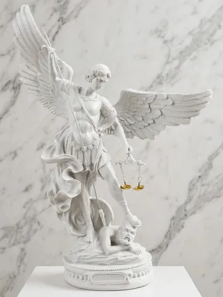 Estatua de San Miguel Arcángel (Balanza)
