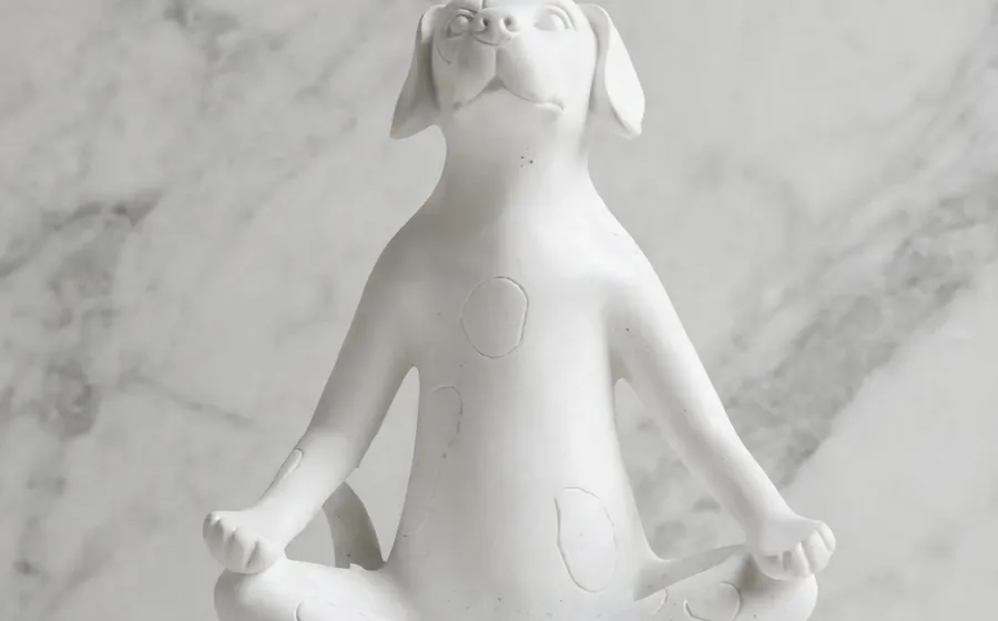 Perro en Postura de Yoga - Figura de marmolina