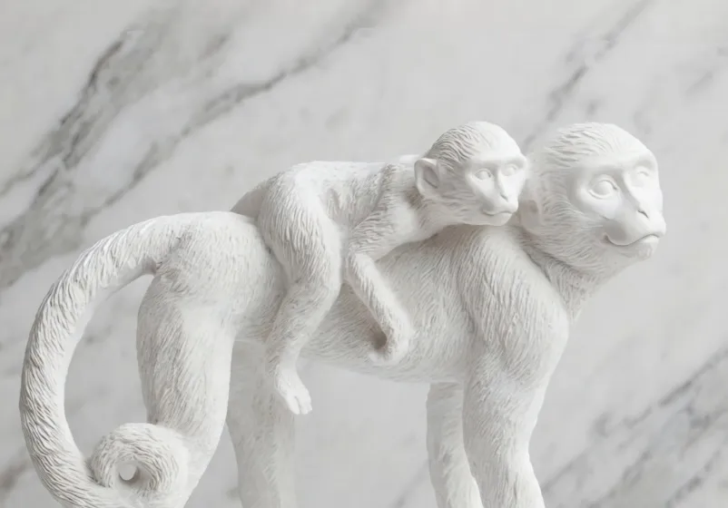 Monos (Madre y Cría) - Relieve de marmolina
