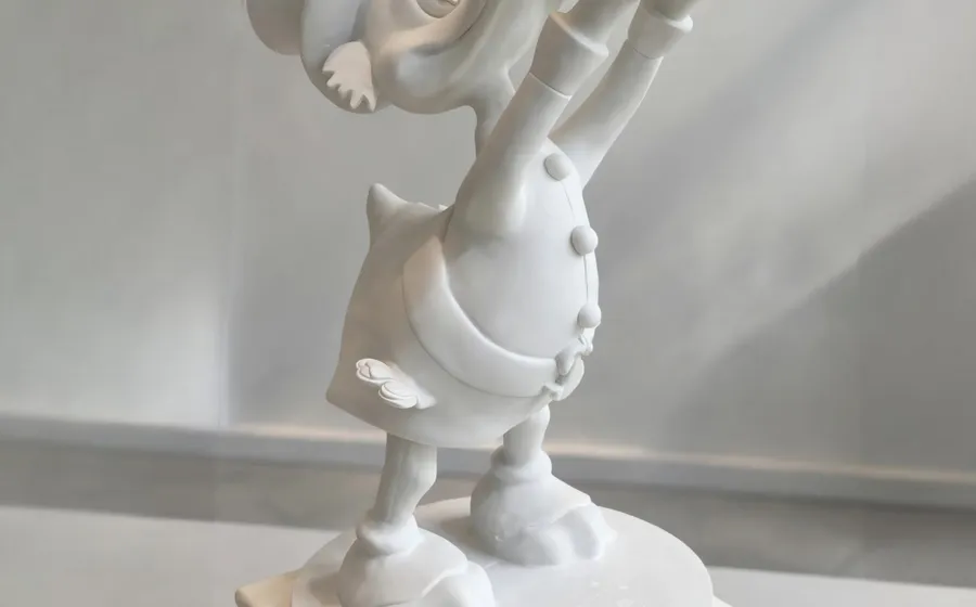 Pato Donald Sosteniendo una Gema - Figura de marmolina