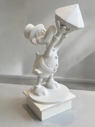 Pato Donald Sosteniendo una Gema